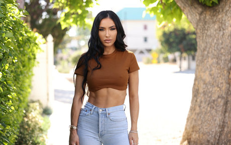 bre tiesi model free img