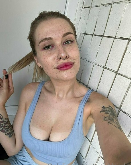 tati blonde model high quality img