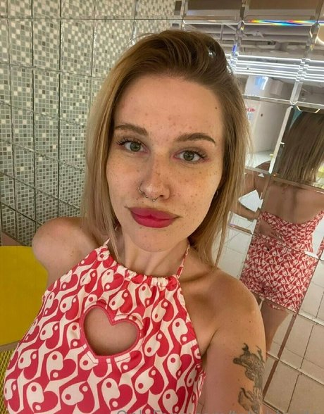 tati blonde star sexy img