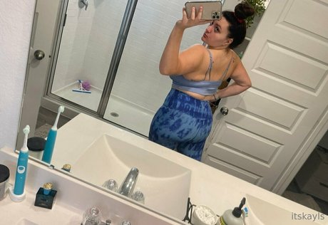 itskayls model hot photo