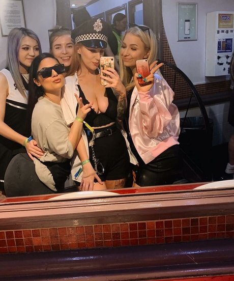 Hollie Rutter model nudes archive