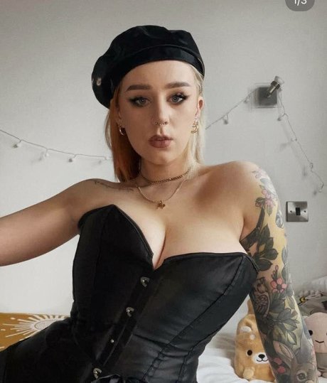 Hollie Rutter high quality pornstar pictures