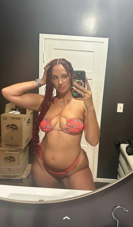 Yesjulz nudes model image