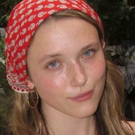 Iris Apatow beautiful star img