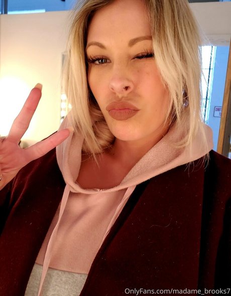 Nikki Brooks model beautiful img