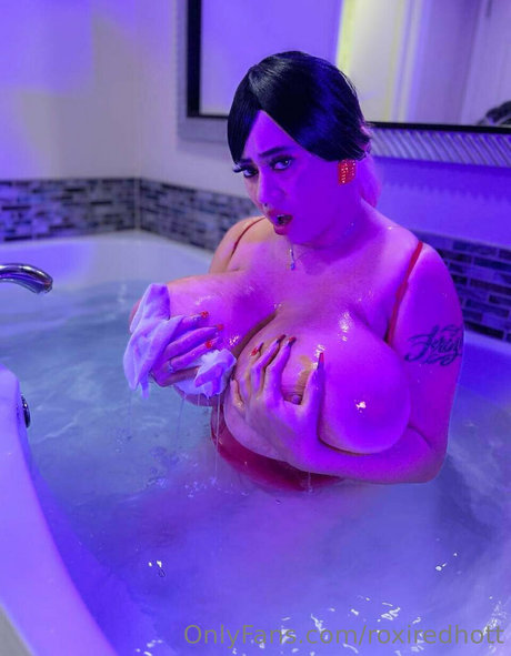 roxiredhott sexy model images