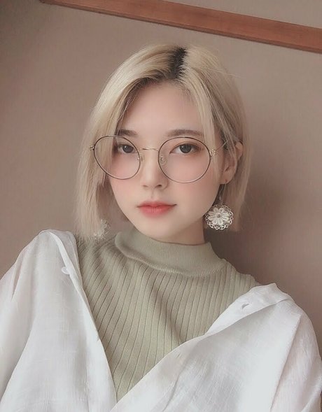 rirerere00 model nude photos