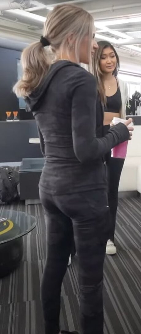 lesbian kissing onlyfans nude image