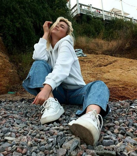 dragonb0rn erotic actress pics