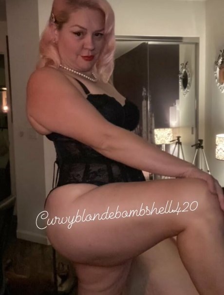 curvyblondebombshell420 nudes model images