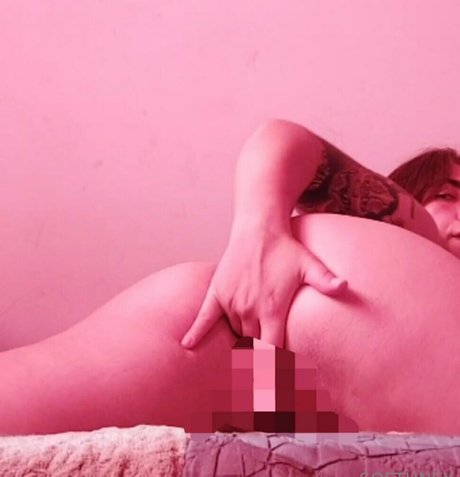 ursoftbee exclusive model image