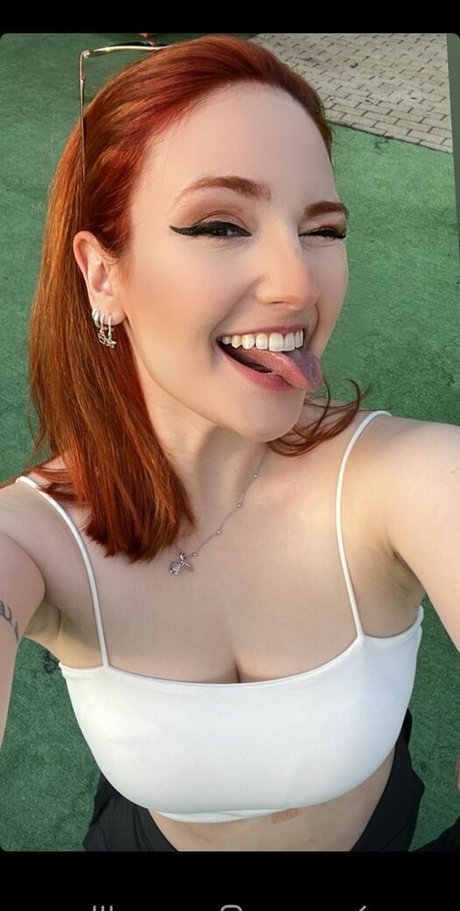 Haru Jiggly nude model pic