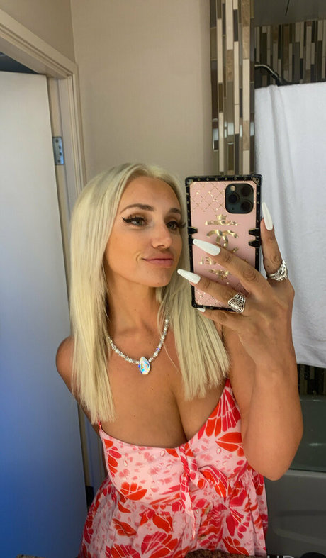 itshollyday model top pictures