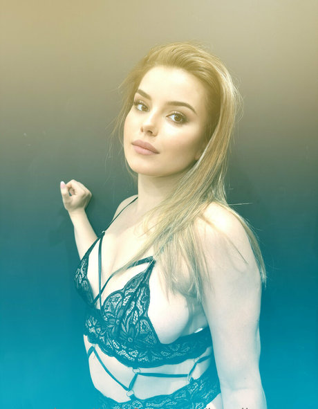 karolinaem free art model pic