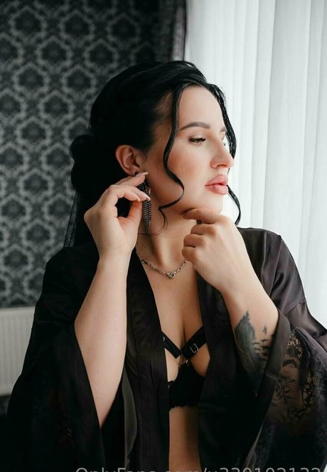 lusty queen hot model gallery