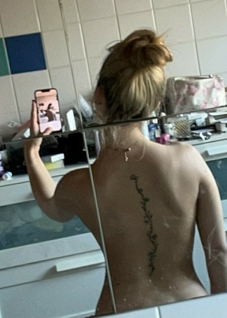 Immynicholls nude model pic