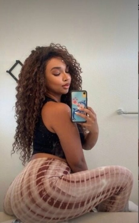 lips onlyfans pornographic pictures