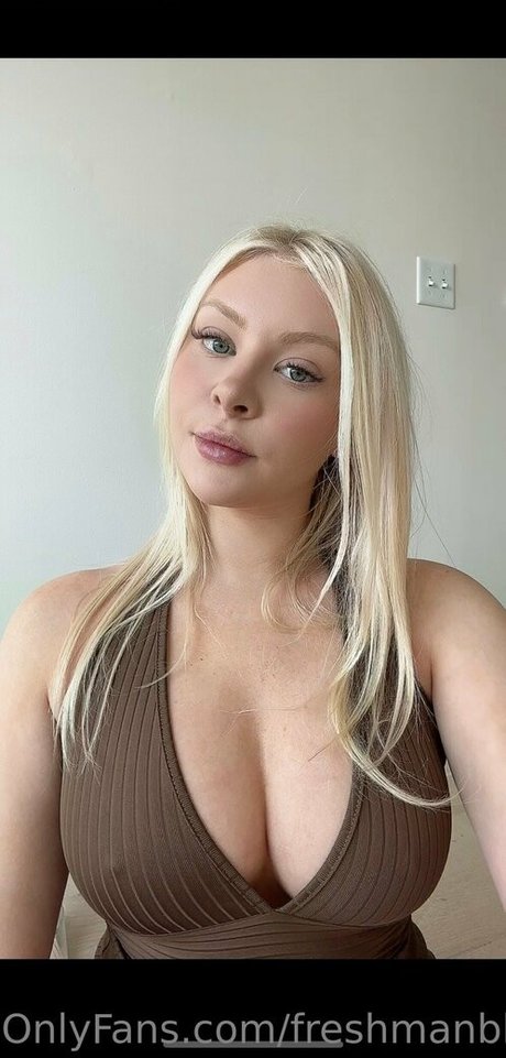 freshmanblondie18 model high quality picture