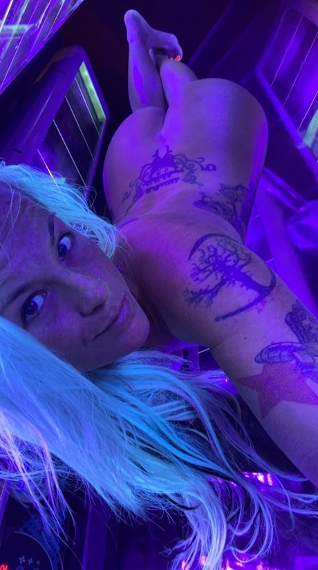 Sweetvenom1 pretty model pic