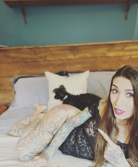 aliinwunderland model adult archive