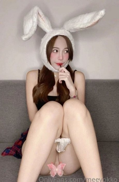 Meeyokko model pretty photos