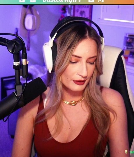 BasicWitGirl free model photos