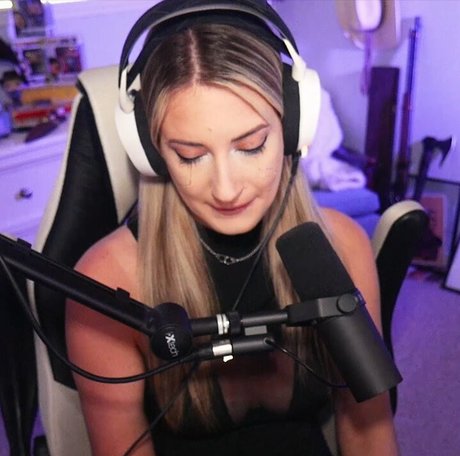 BasicWitGirl model xxx photo