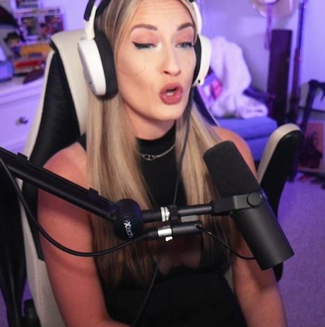 BasicWitGirl nude model pic