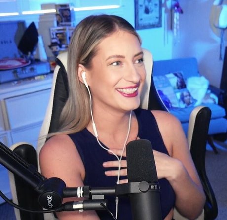 BasicWitGirl naked actress img