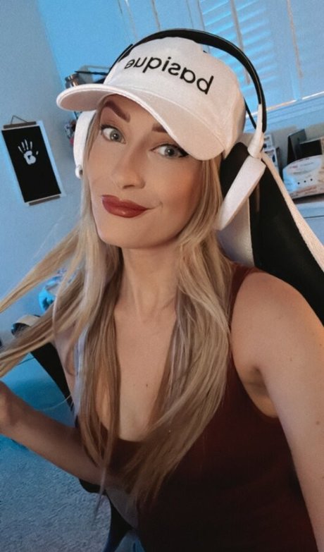 BasicWitGirl star nude image