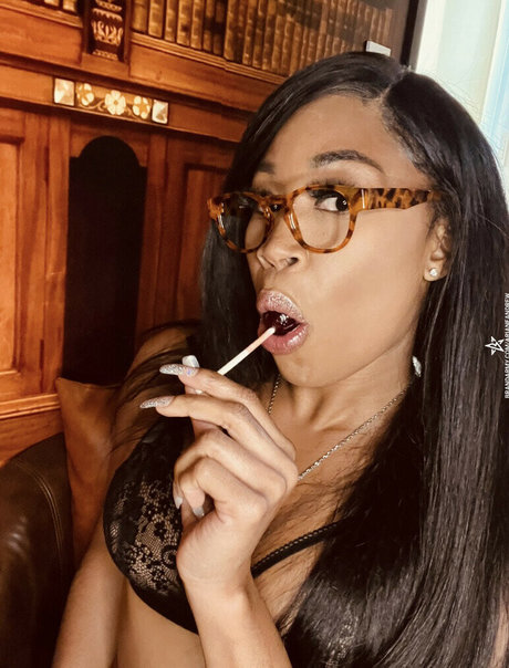 Ariane Andrew model free pictures