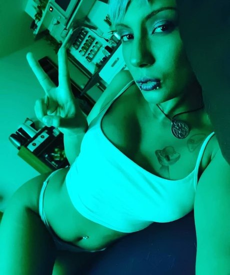 Nasu Grinder naked actress images