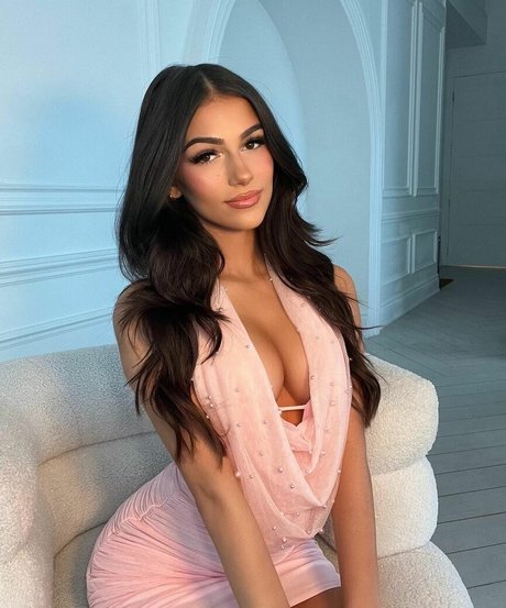 Julia Merekoulias model images