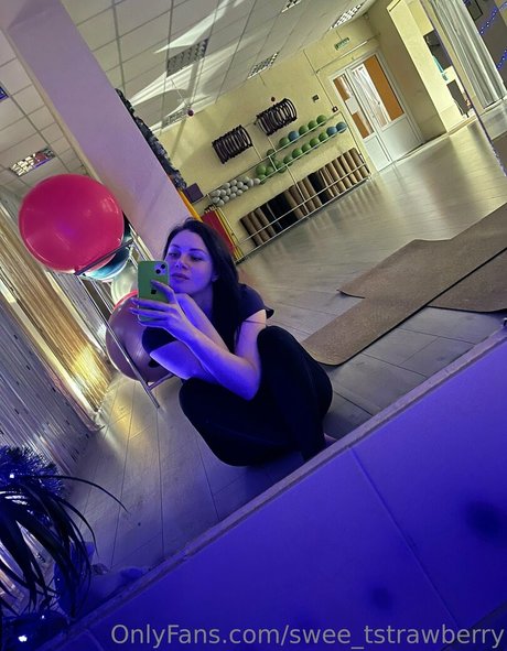 swee tstrawberry model free image