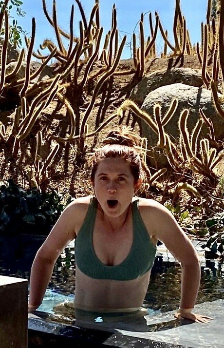 Bonnie Wright beautiful actress pic