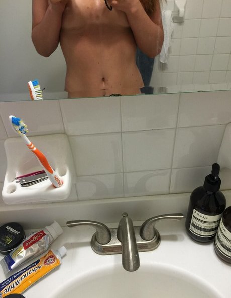 Bonnie Wright naked actress img