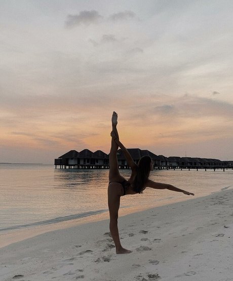 Demi Rawling model naked photos