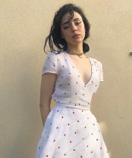 Mina Bell naked actress gallery