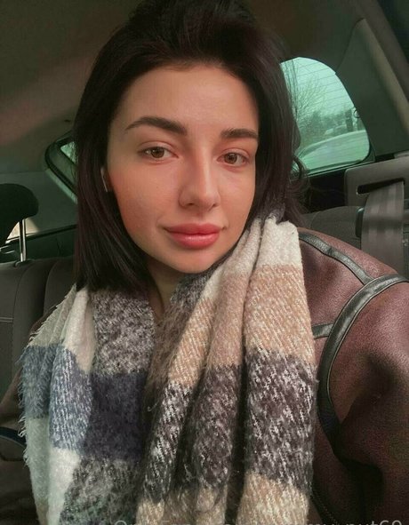 Yummy Nut erotic pornstar gallery