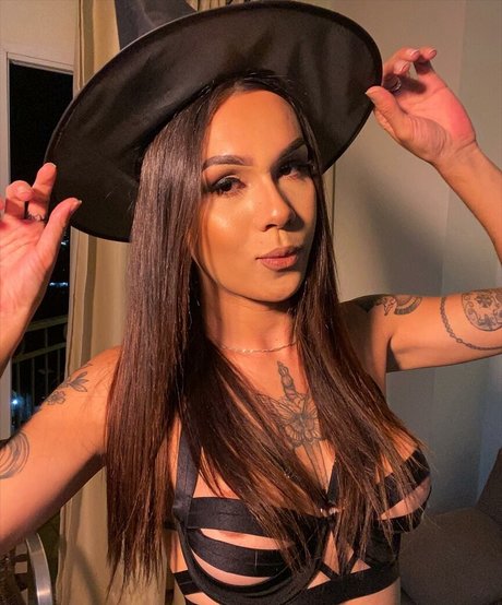 bruninhatgirl model nude pic