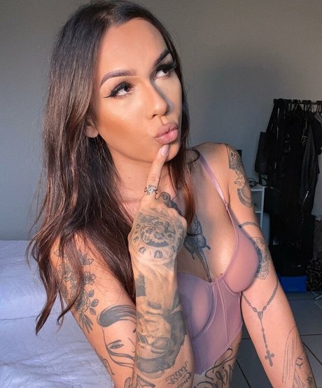 bruninhatgirl model high quality photos