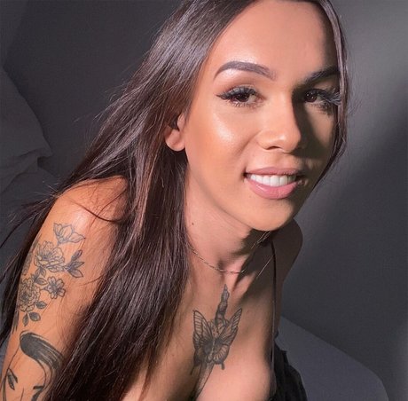 bruninhatgirl adult model picture