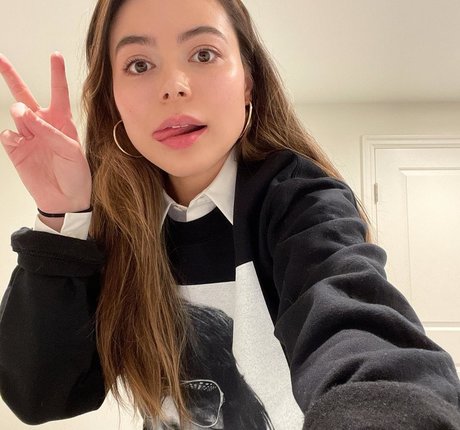 Miranda Cosgrove erotic pornstar archive