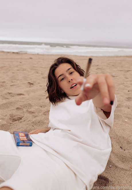 Lexiepeterss naked pornstar img