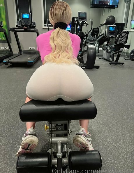 dezzywaifuu hot star gallery