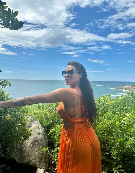 camilaoliveira free model picture