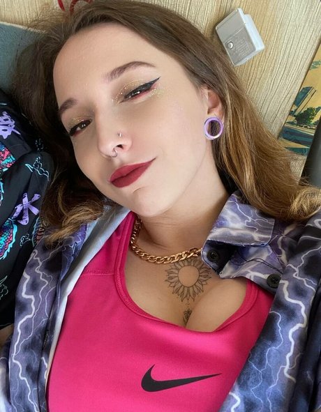 Loli Molly erotic actress gallery