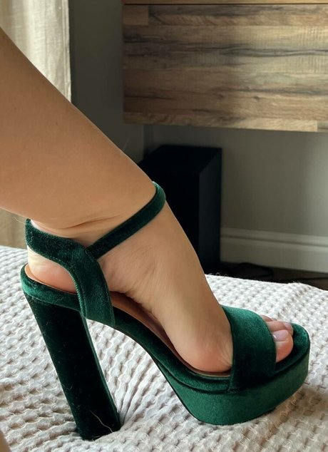 amateur blonde onlyfans hot images