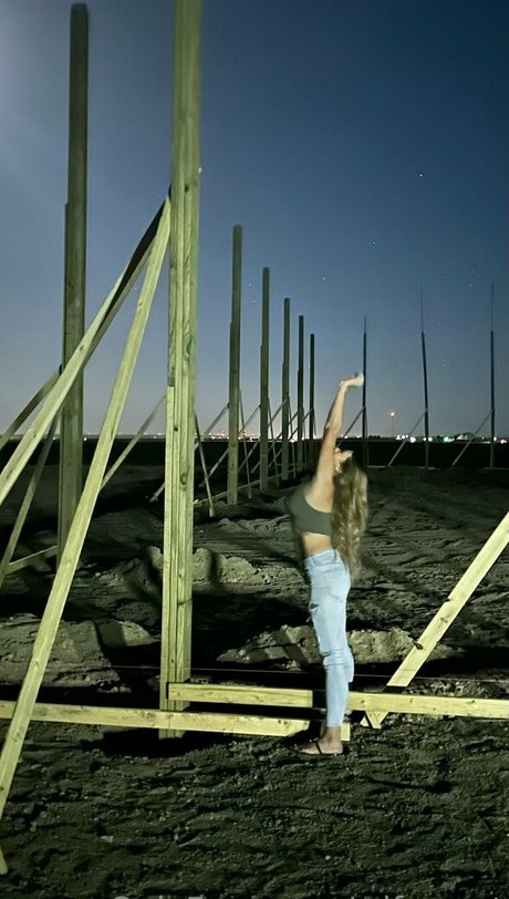 wifeywet model beautiful photo