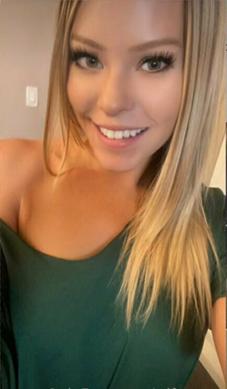 wifeywet model images